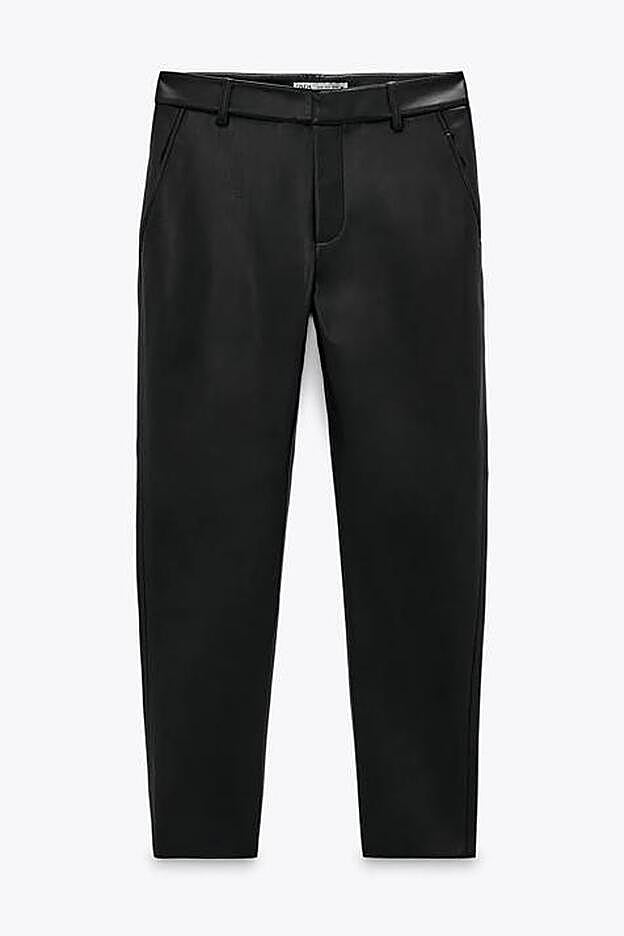Pantalones efecto piel de Zara. (29,95 euros).