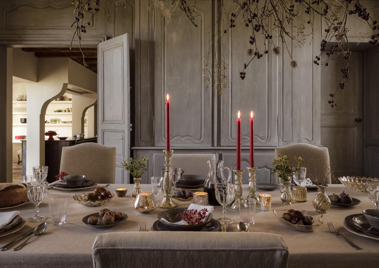 Zara Home hace de la mesa el centro de las Fiestas, y la viste de gala en Navidad con elementos en tonos dorados, detales con frutas de temporada y la calidez de las velas en rojo (7.99 euros el pack). Los candelabros de vidrio mercurizado cuestan 17.99 euros y el menaje de la mesa está disponible desde 3.99 euros.
