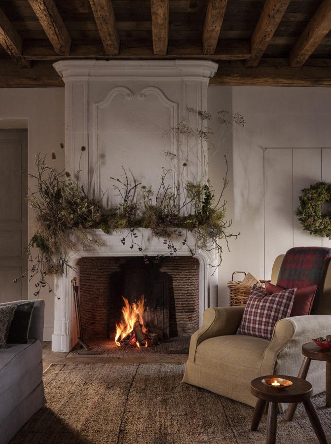Zara Home apuesta por el 'rustic chic' y la tradición para la decoración de Navidad de nuestra casa. El rojo, el fuego de la chimenea, la madera y las plantas naturales crean un espacio lleno de calidez. Los cojines están disponible desde 9.99 euros, y la manta cuesta 99.99 euros.