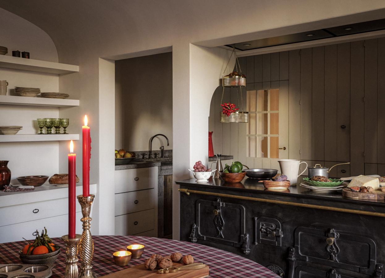 Reconozcámoslo, la Navidad gira alrededor de la mesa y, por tanto, la cocina se convierte en un lugar protagonista. Nos encnata cómo esta se viste con un aire vintage con detalles como las sartenes y cacerolas de acero (59.99 euros). El rojo,una vez más, es el color protagonista (el mantel de cuadros cuesta 59.99 euros en Zara Home).