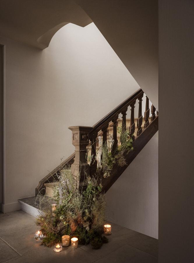 Nos encanta esta original manera de decorar con elementos naturales un rincón como la escalera. Los portavelas cuestan a partir de 6.99 euros en Zara Home, y las velas aromáticas, desde 4.99 euros.