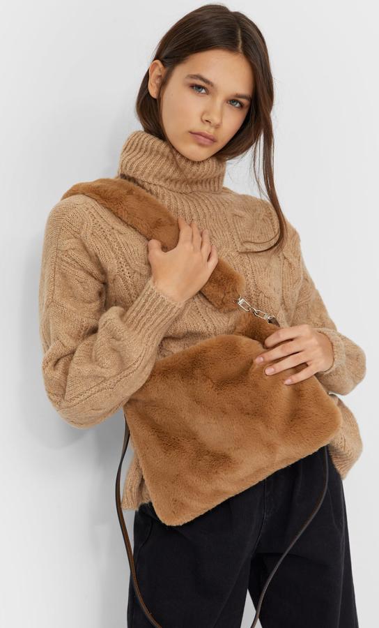 Disponible en beige o negro, este bolso bandolera de pelo tiene un precio de 12,99 euros.