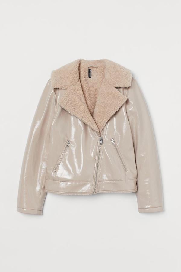 Cazadora de charol satinado con forro de borrego, de H&M (59,99 €).