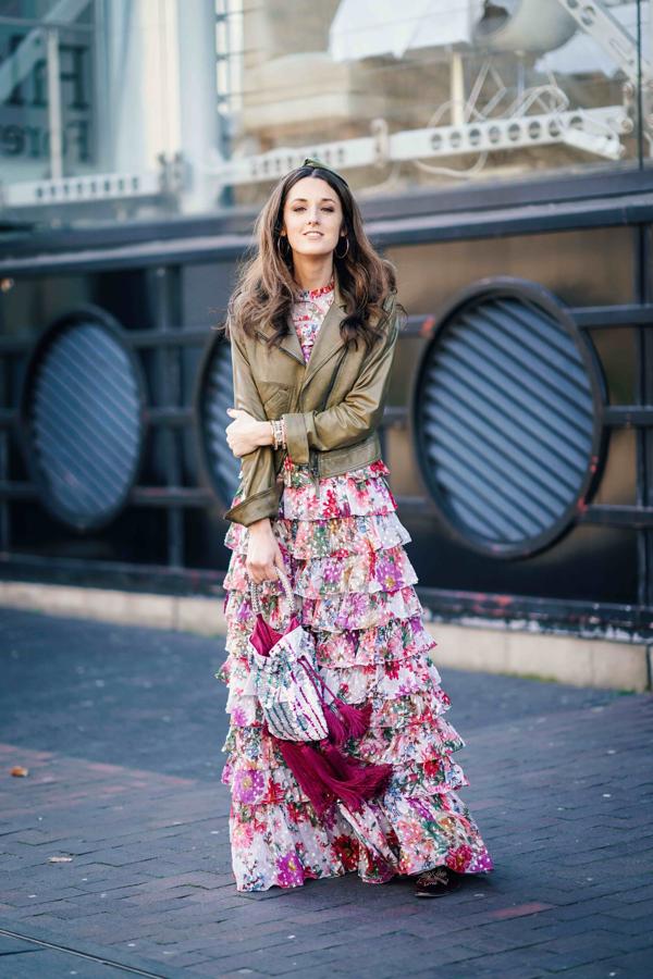 Un ejemplo de que ningún estilo se le resiste a una cazadora de cuero, ni siquiera el bohemio de aires campestres.