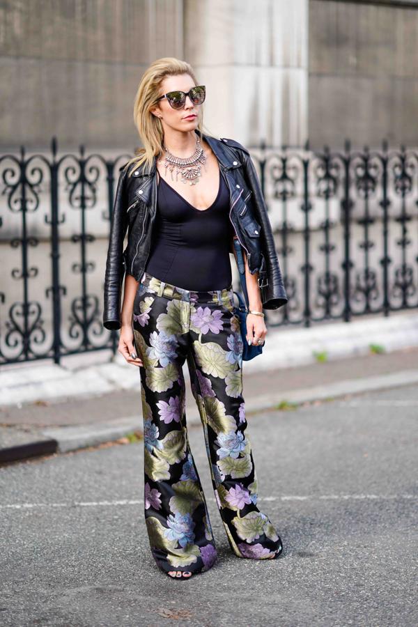 Una versión urbana y romántica en la que el estampado de flores sobre la seda de los pantalones anchos combina con una cazadora de corte clásico.