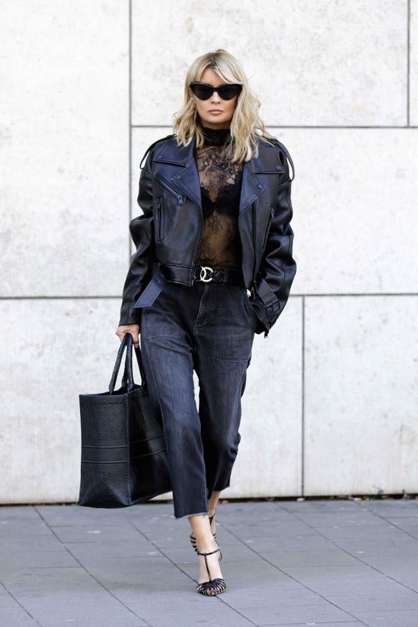 El contraste masculino de la cazadora choca con la delicadeza del encaje transparente en este look de aspecto infalible.