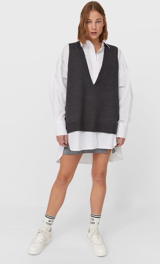 Disponible en varios colores, y convertida en una de las prendas estrella de la temporada, este chaleco oversize con cuello de pico y acabados en rib tiene un precio de 19,99 euros.