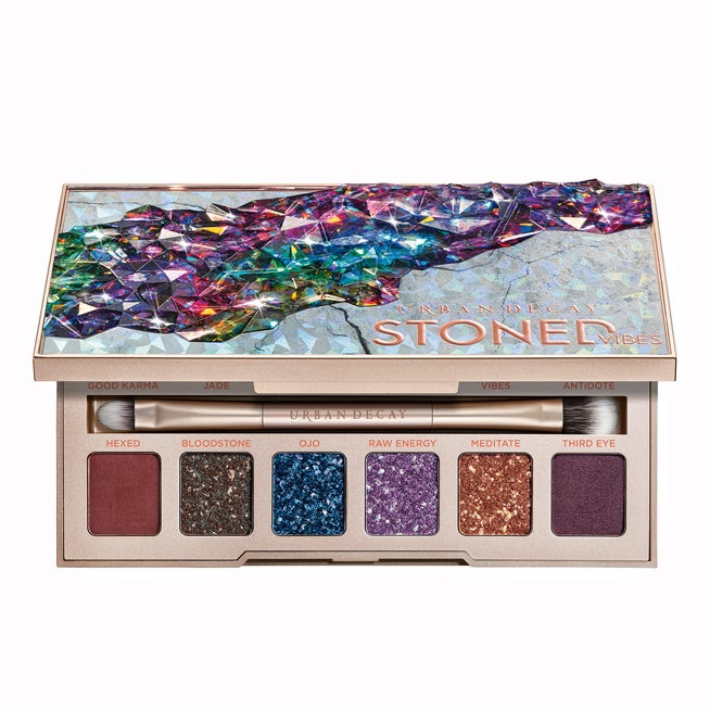 URBAN DECAY. Stoned Vibes Eyeshadow Palette (52,50 €).