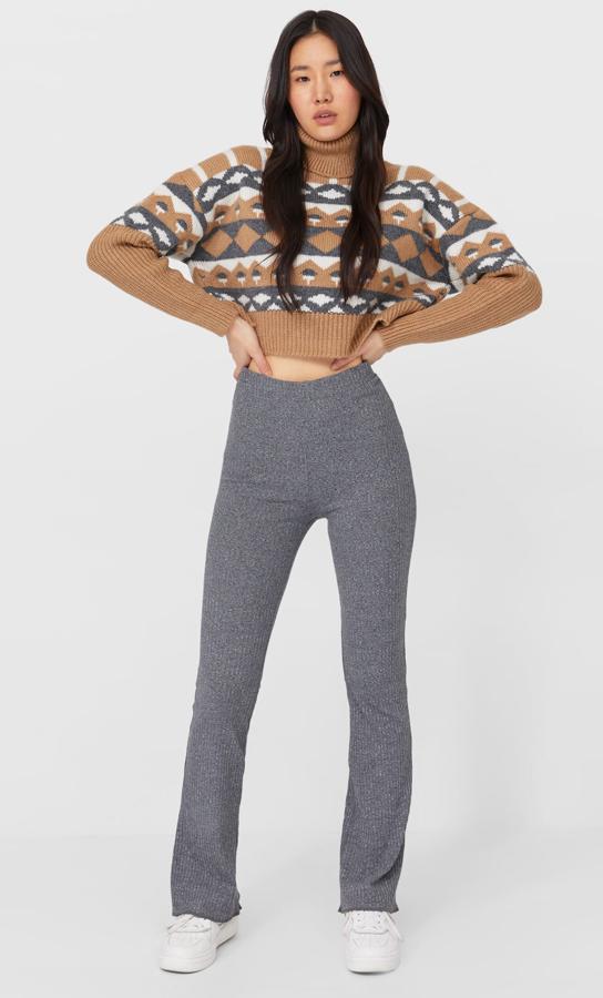 En color gris marengo, aunque también disponible en negro, este pantalón flare de tiro alto y cintura elástica tiene un precio de 15,99 euros.