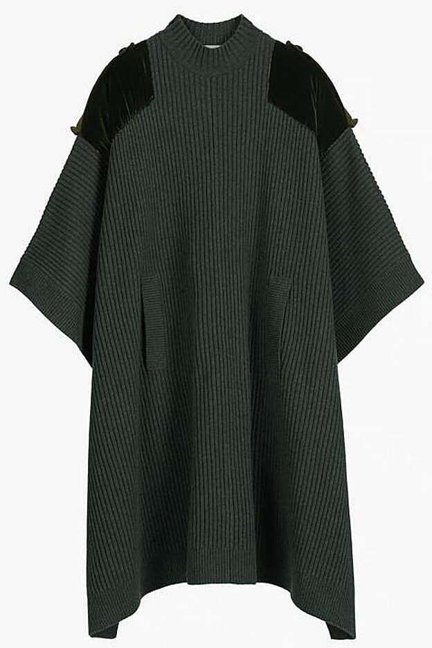 El poncho estrella de Zara cuenta con detalles de terciopelo y trabillas en los hombros.