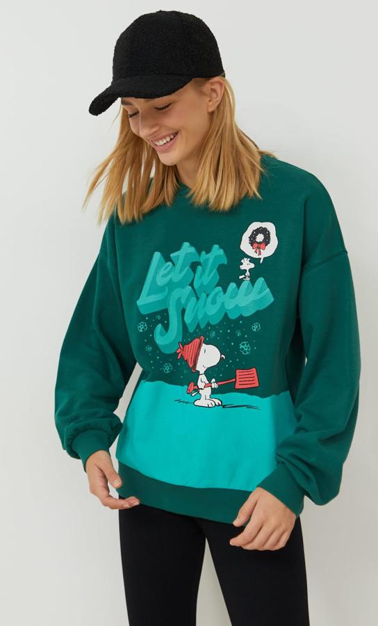 Esta sudadera de color verde con estampado navideño de Snoopy cuenta con cuello redondo y tiene un precio de 19,99 euros.