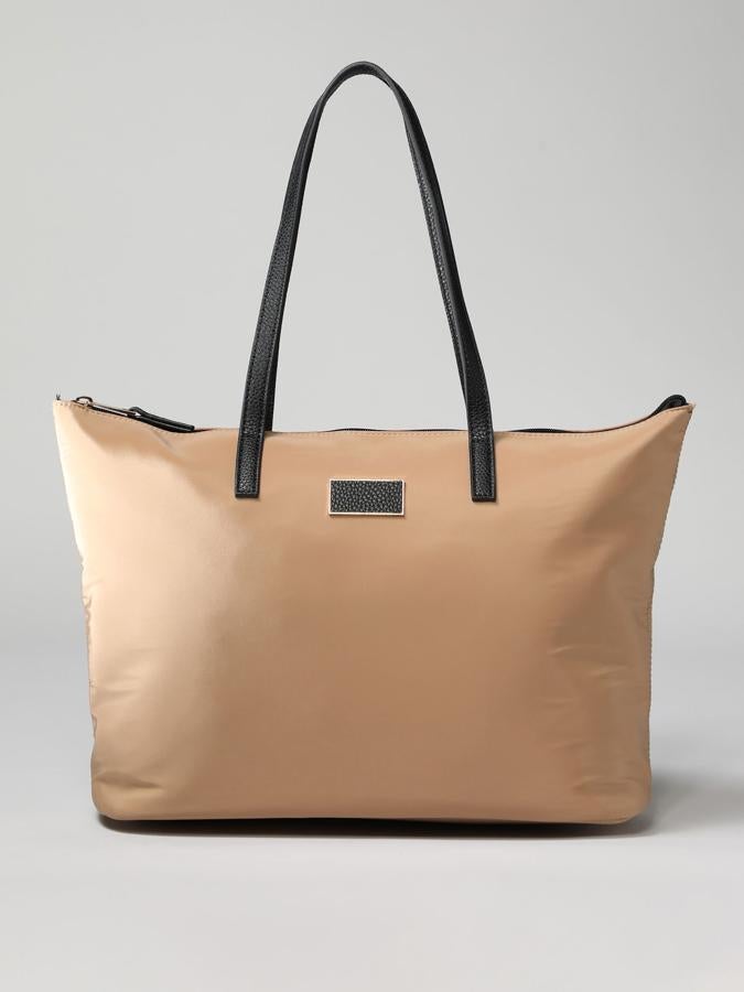En color marrón con detalles en negro, este bolso formato shopper confeccionado en nylon cuenta con asas largas de efecto piel y placa metálica frontal. Es de Lefties y tiene un precio de 9,99 euros.