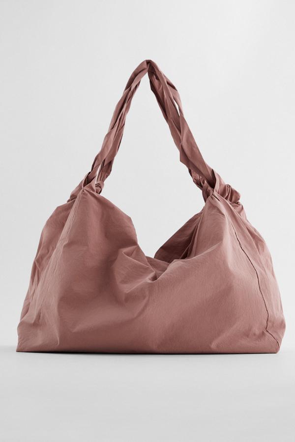 En color rosa, este bolso formato shopper cuenta con asas entrelazadas e interior forrado. Con cierre mediante cremallera, es de Zara y tiene un precio de 25,95 euros.