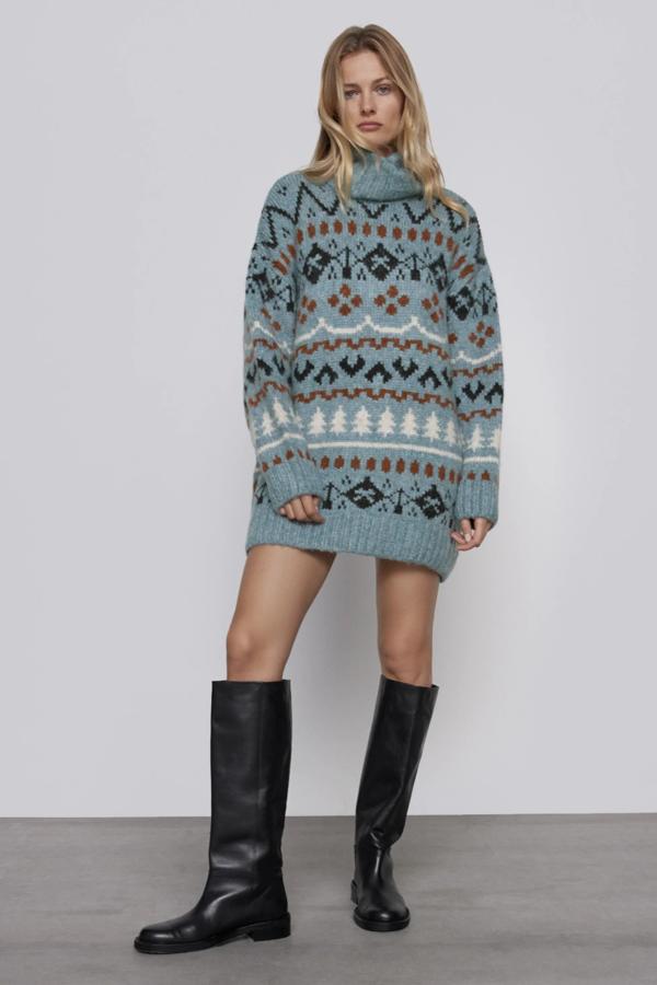 En color azul medio con estampado, este jersey oversize de punto con cuello subido es de Zara y tiene un precio de 29,95 euros.