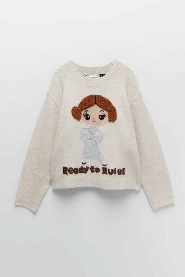 Convertido ya en uno de los más deseados, este jersey oversize de punto con cuello redondo y detalle de bordado de la princesa Leia, este jersey de Zara tiene un precio de 39,95 euros.