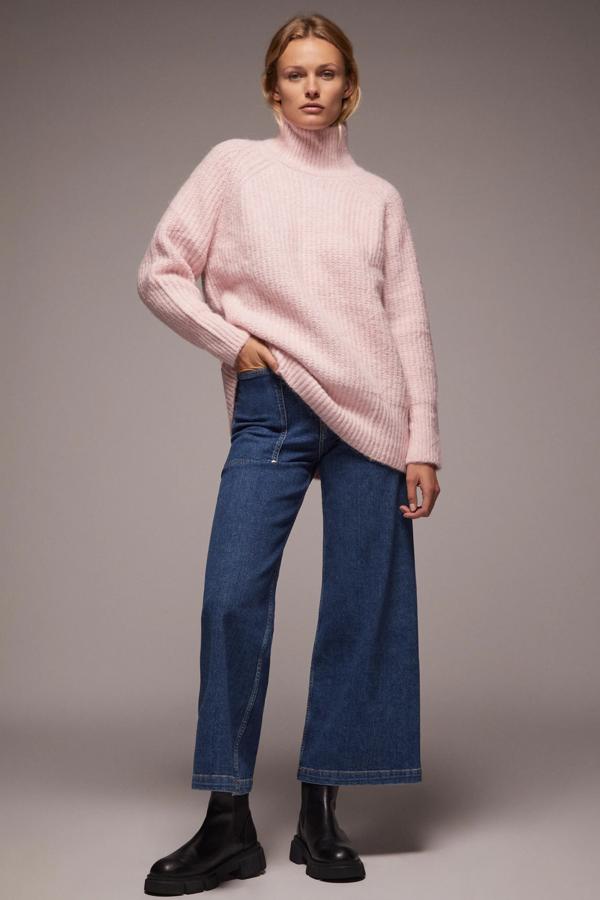 Con acabados en rib, este jersey oversize de color rosa y cuello alto es de Zara y tiene un precio de 29,95 euros.