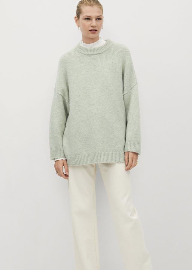 Disponible en color verde, mostaza o marrón, este jersey oversize con diseño largo y terminaciones de canalé es de Mango y tiene un precio de 39,99 euros.