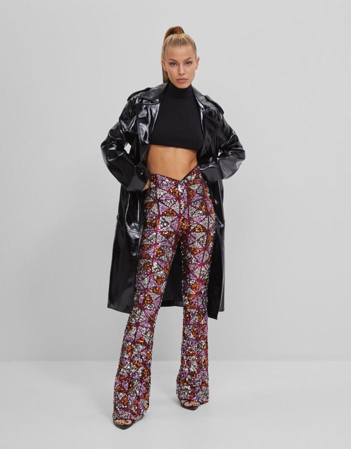 Fotos: 15 pantalones flare que quedan perfectos con botines pero también con deportivas