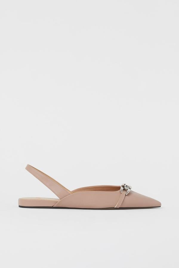 Con tira al talón y hebilla metálica en el empeine, de H&M (24,99 €).
