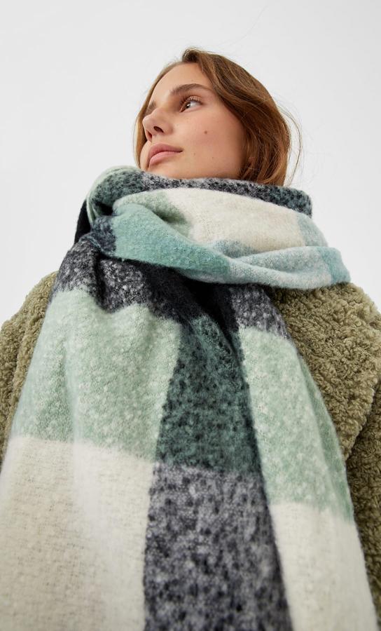Con cuadros en blanco, verde y negro, esta bufanda desflecada es de Stradivarius y tiene un precio de 14,99 euros.