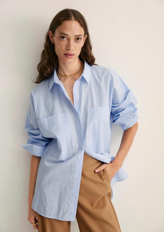 En azul cielo con rayas blancas, esta camisa que pertenece a la colección sostenible de Mango es de diseño oversize y viene con cuello clásico, dos bolsillos de plastrón delanteros y puños abotonados. Está rebajada y de 29,99 euros ha pasado a costar 23,99 euros. Podemos encontrarla entre las tallas XS y L.