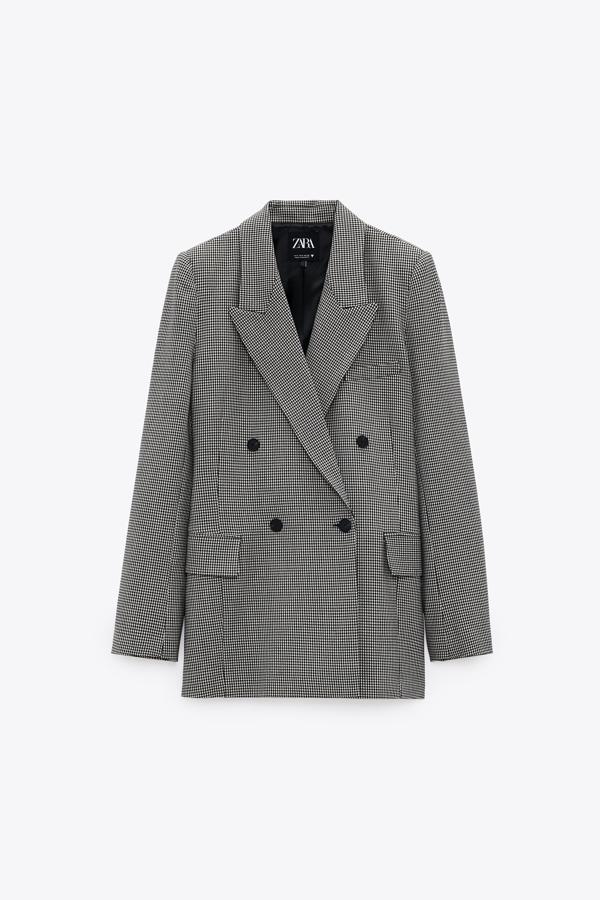 Blazer de cuadros cruzada con solapa XL, de Zara (39,95 €).