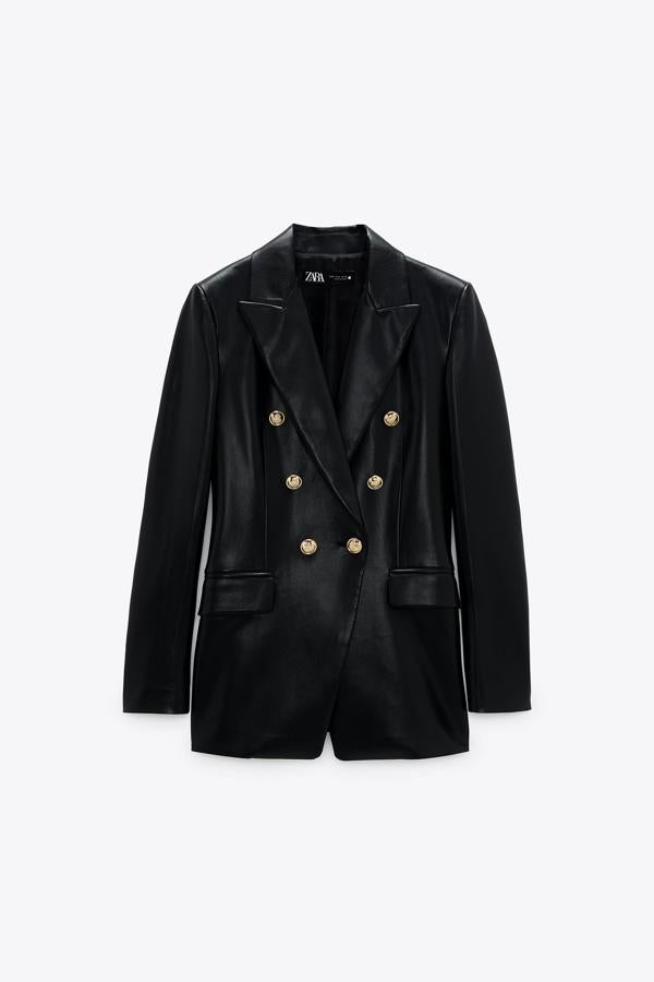 Chaqueta de efecto piel negra con botones dorados, de Zara (59,95 €).