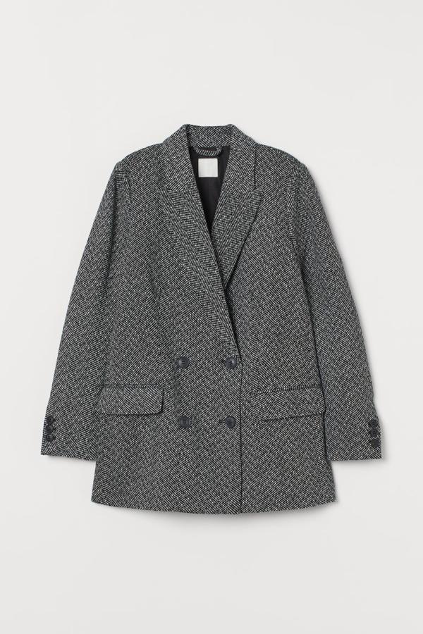 Blazer cruzada con estampado de espiga, de H&M (39,99 €).