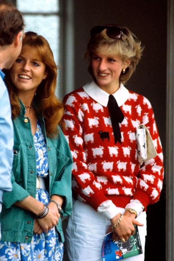 Lo mismo ocurre con el famoso  jersey de ovejitas de Lady Di , que la marca ha vuelto a lanzar al calor de 'The Crown' y, además, ha copiado hasta Zara.