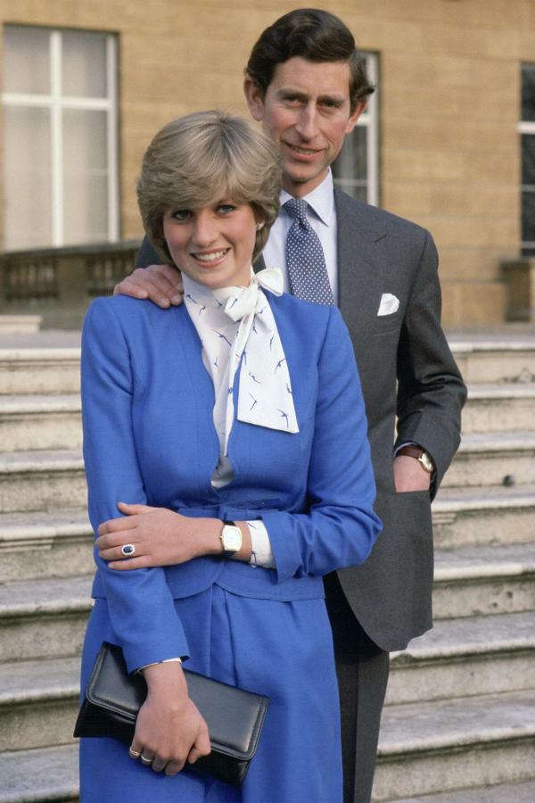 El 24 de febrero de 1981 Carlos y Diana anunciar su compromiso. Lady Di lució un ya icónico dos piezas azul klein con una blusa con lazo y estampado a juego. Llamaba la atención su imponente anillo de pedida de diamantes y zafiro, el mismo que lleva Kate Middleton.