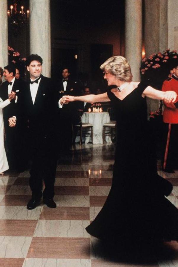 Otro vestido para la historia de la moda es el que Victor Edelstein diseñó en exclusiva para que Diana de Gales acudiera a una cena en Washington, y en la que protagonizó un inolvidable momento bailando con John Travolta. La foto dio la vuelta al mundo, y  el famoso vestido ha vuelto a salir a subasta por tercera vez  y por 300.000 euros este mismo año.