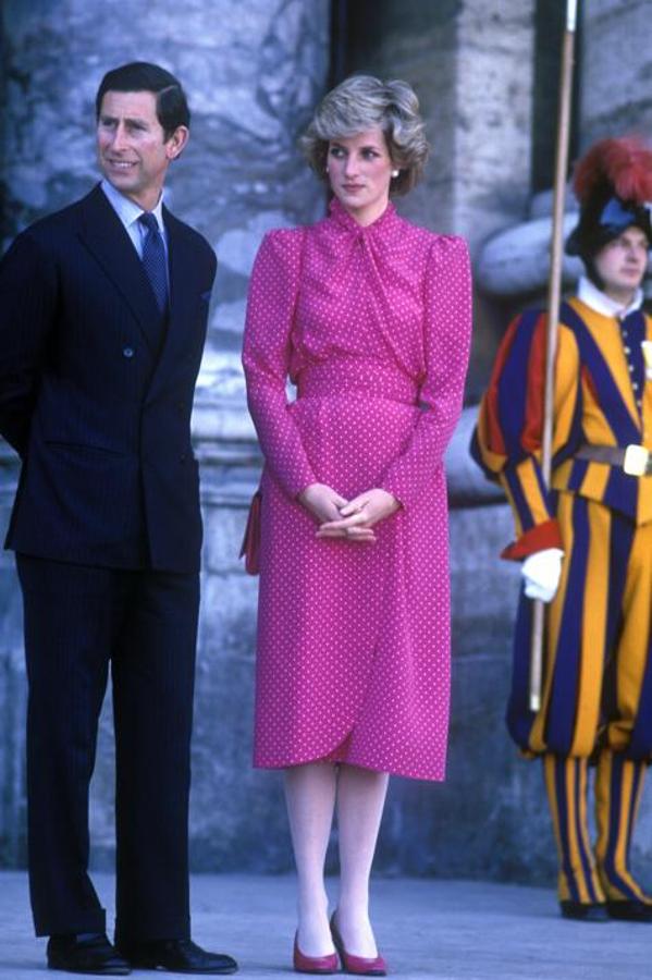 Y otro vestido de Diana de Gales para la historia que ha sido reversionado este 2020: este favorecedor vestido fucsia con  estampado de lunares que lució Lady Di  en 1985 para visitar El Vaticano, que lanzó casi idéntico Zara el pasado invierno y se agotó en pocos días.