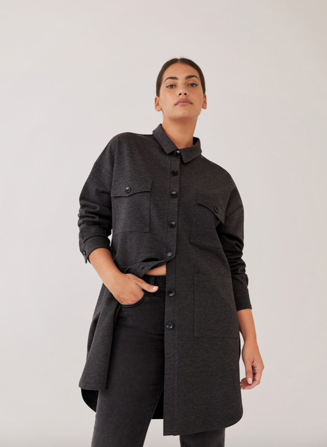 Una alternativa perfecta a la sobrecamisa: más ligera y adaptable a la silueta que las chaquetas camisetas. Costaba 49,99 euros pero ahora te las llevas por 39,99 euros.