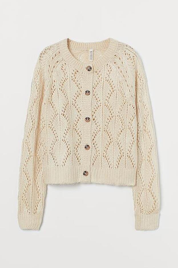 La chqueta d epunto calado de H&M que parece de una firma francesa cuesta 29,99 euros.