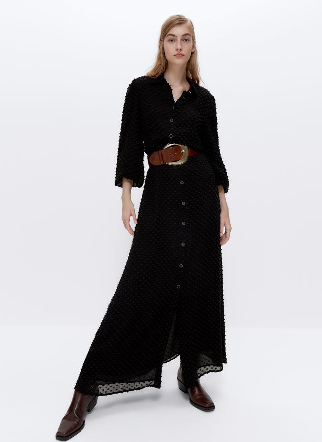 Otro fabuloso vestido camisero con la firma de Uterqüe, en este caso, un modelo maxi de plumetti que está rebajado en los Special Prices a 119.25 euros.