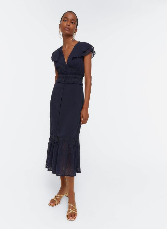 Cuando podamos ir a bodas y eventos, pensamos llevar este vestido de plumeti azul noche de Uterqüe para ser la invitada perfecta. Ahora está rebajado en los Special Prices a 96.75 euros.