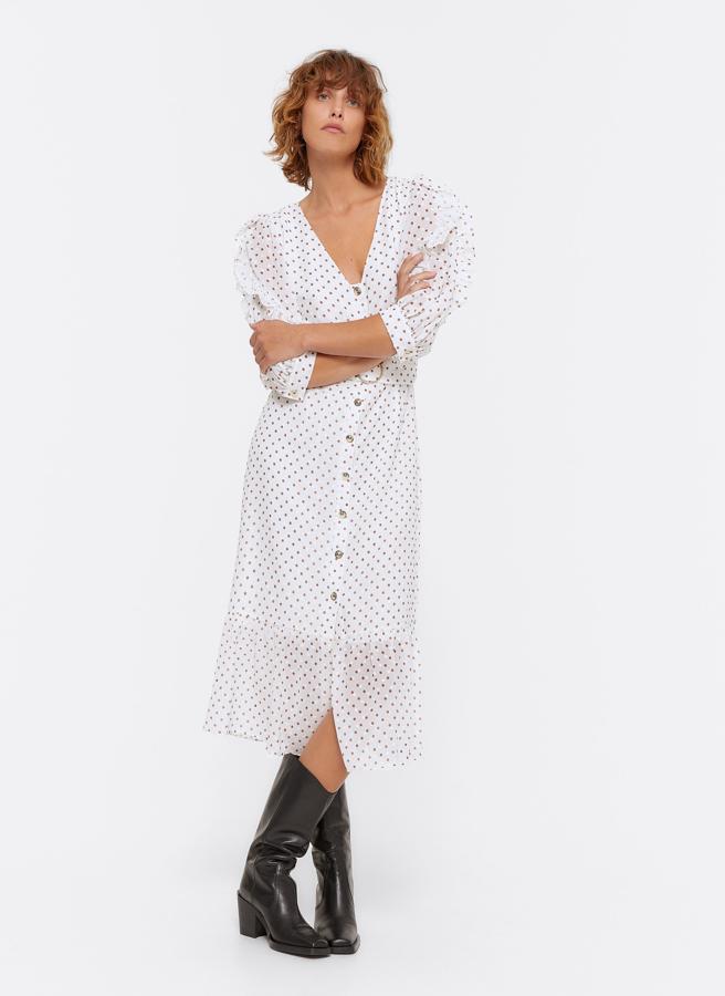El estampado que nunca pasa de moda y la silueta más favorecedora se unen en este vestido de lunares rebajado en los Special Prices de Uterqüe a 96.75 euros.