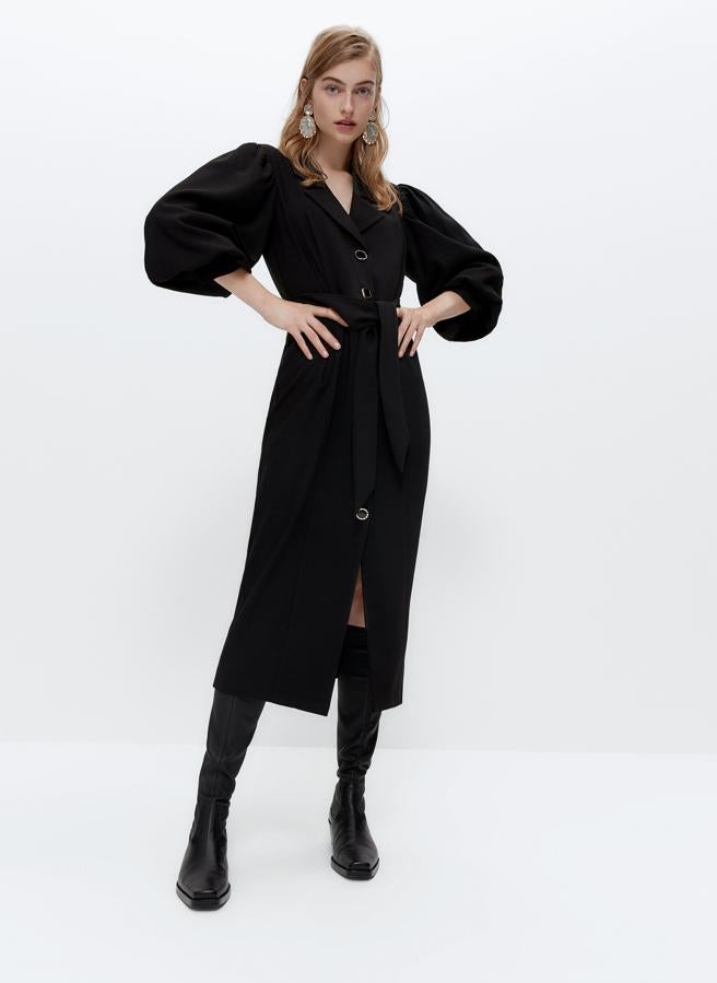 Uterqüe reinventa el vestido camisero con este impresionante vestido negro con mangas puffy y botones joya que está rebajado en los Special Prices de Uterqüe a 96.75 euros.