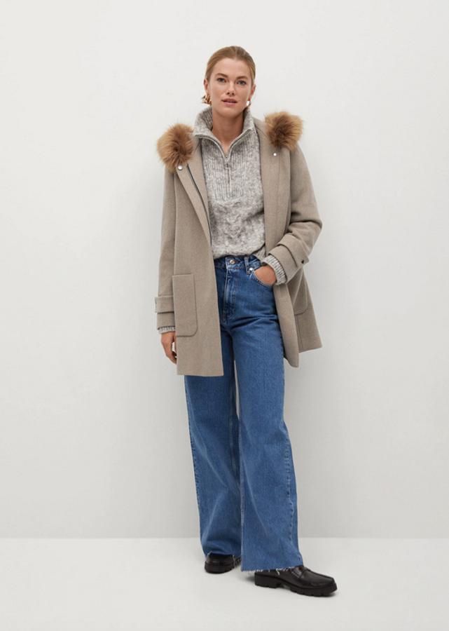 Disponible en color café y azul marino oscuro, este abrigo corto de diseño recto confeccionado en lana viene con capucha desmontable con pelo, dos bolsillos de tapeta laterales y cierre frontal de cremallera. De 79,99 euros ha pasado a costar 39,99 euros y está disponible entre las tallas XS y M.