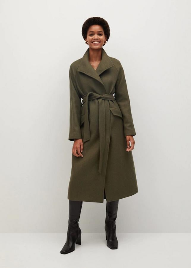 Diseño largo cruzado para este abrigo en verde caqui que pertenece a la firma sostenible de Mango. Con cuello chimenea, mangas largas y bolsillos laterales de trabillas, viene con cinturón desmontable a tono y cierre de botones frontal. De 119,99 euros ha pasado a costar 59,99 euros y en la web solo queda en la talla L.