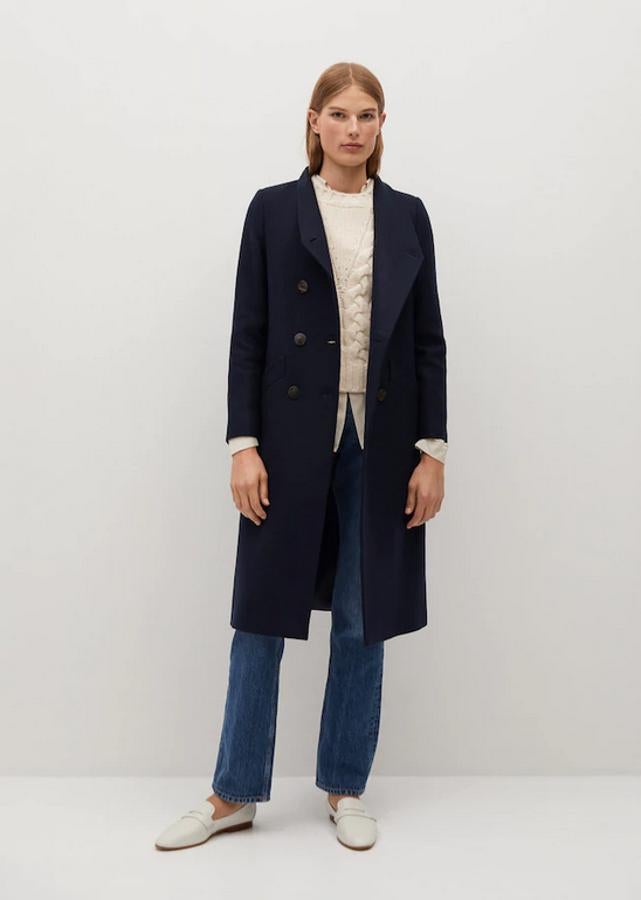 En lana reciclada de origen italiano, este abrigo largo azul marino de diseño cruzado con cierre de botones en el frontal en carey oscuro viene con cinturón extraíble a tono. Con mangas largas de puños abotonados, ha pasado de 119,99 euros a 59,99 euros y está disponible entre las tallas XS y M.