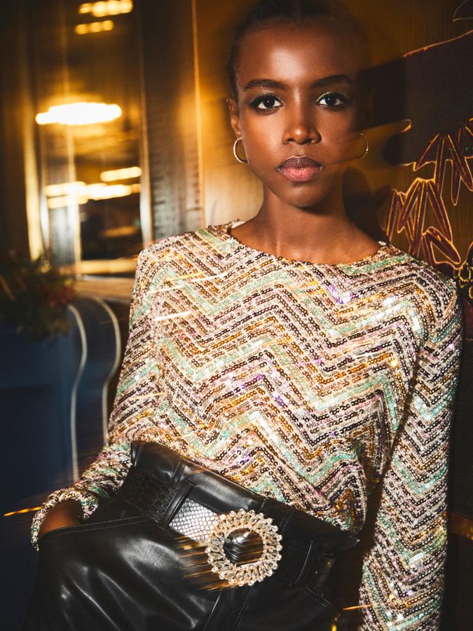 En tonos oro y verde sobre fondo rosado, esta camiseta cropped de manga larga y cuello redondo está confeccionada en un tejido elástico con lentejuelas. Disponible en las tallas S, M y L, cuesta 15,99 euros.