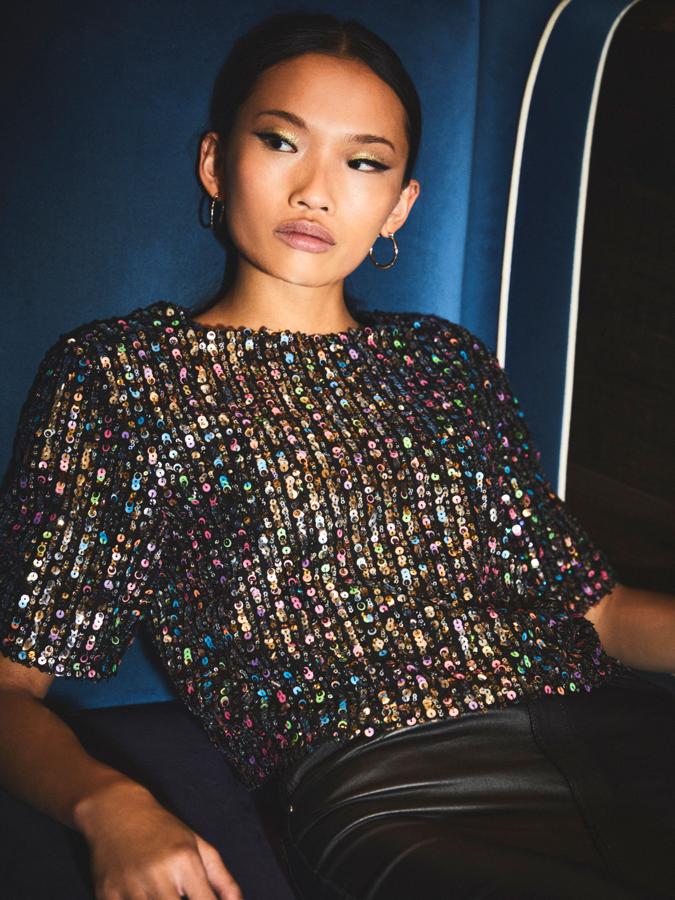 Esta camiseta de manga corta con cuello redondo viene con lentejuelas de colores por toda la prenda y cuesta 15,99 euros. Podemos encontrarla en las tallas S, M y L.