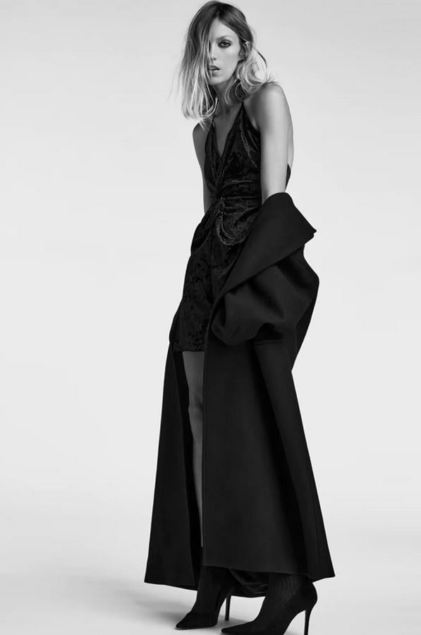 Escote de pico y tirantes finos para este vestido mini negro con detalle de nudo delantero que podemos encontrar entre las tallas XS y L por 19,95 euros.