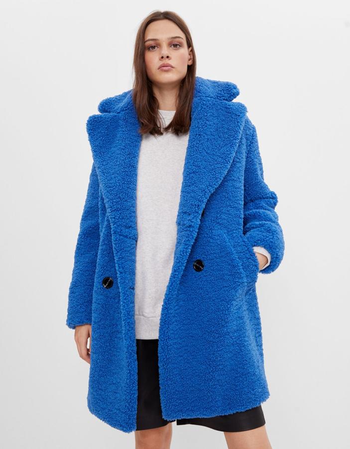 El 'teddy bear coat' vuelve a estar a la última, y este azulón de Bershka es perfecto para sumarnos a la tendencia al tiempo que ponemos color al invierno. Está ya rebajado a 29.99 euros, pero parece que tendrá otro descuento extra con el Black Friday.
