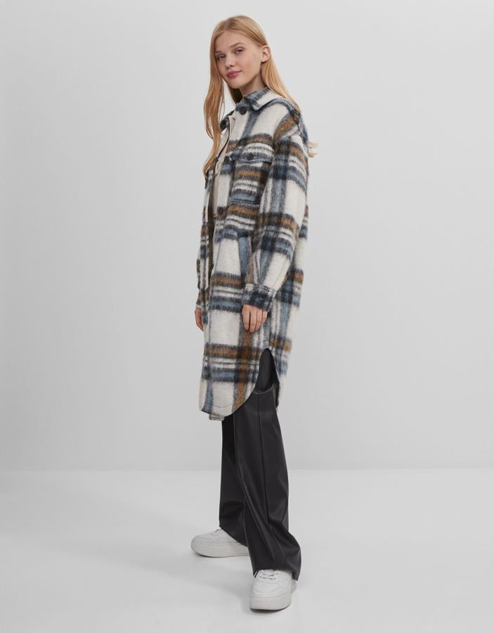 La sobrecamisa de cuadros es uno de los básicos de esta temporada, y en versión abrigo nos gusta aún más. Este de Bershka cuesta 45.99 euros, pero tendrá una buena rebaja durante el Black Friday.