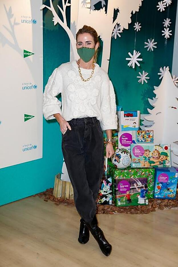 Amelia Bono ha elegido para su último look un bonito jersey con bordados de flores de Fórmula Joven que puedes encontrar en El Corte Inglés por 39,99 euros.