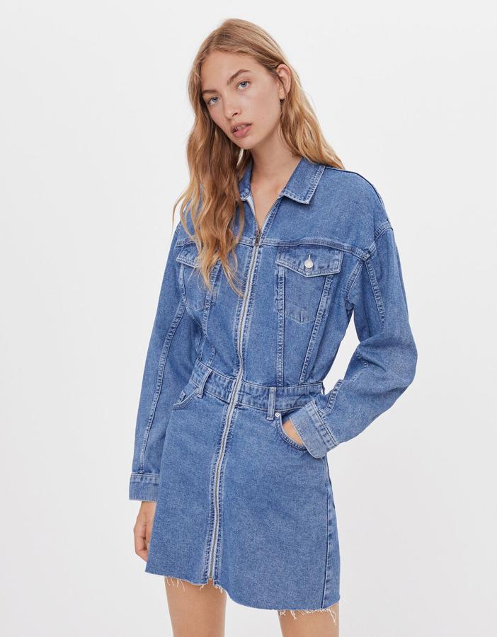 De estética noventera y de plena tendencia, este vestido vaquero es uno de nuestros flechazos del Black Friday de Bershka. Su precio antes de las rebajas es de 35.99 euros.