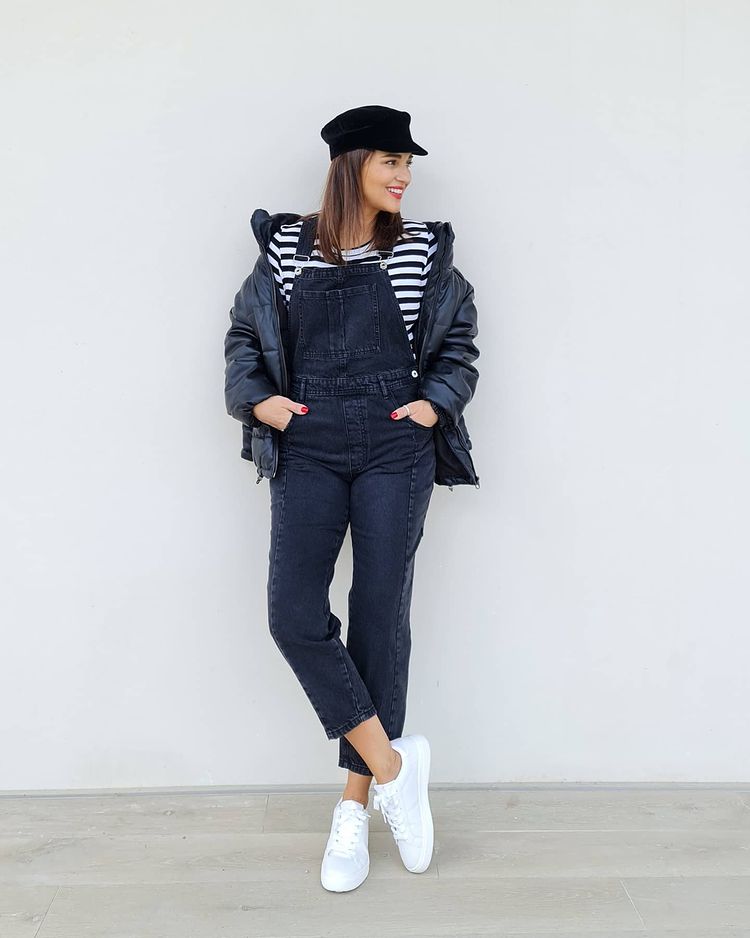 Otro total look de su colaboración con Lefties, en el que el peto vaquero es el protagonista.