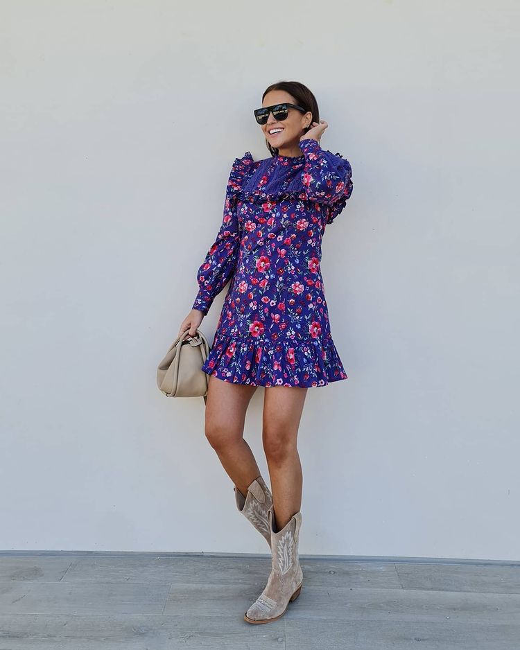 En este caso, Paula Echevarría apuesta por el color con un llamativo y favorecedor vestido de flores de Fetiche Suances que combina con sus botas cowboy favortias de Brownie.